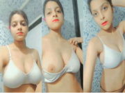 Sexy Desi Girl Shows Her Boobs